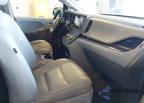 2019 Toyota Sienna Xle 8 Passenger z USA, uszkodzony, nr VIN 5TDYZ3DC3KS015767